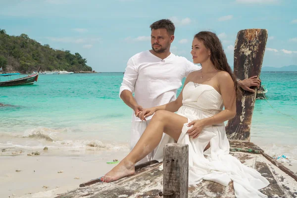 迷人的年轻夫妇在热带岛上 美丽的女人和男人穿着白色的衣服拥抱对方 Trpoical 假期假期度假 — 图库照片