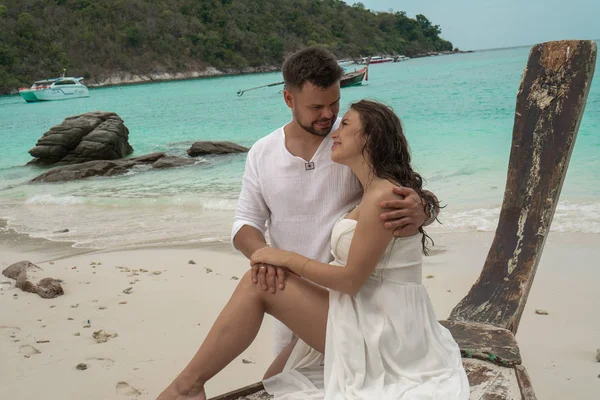 Casal Jovem Atraente Ilha Tropical Mulher Bonita Homem Vestindo Roupas — Fotografia de Stock