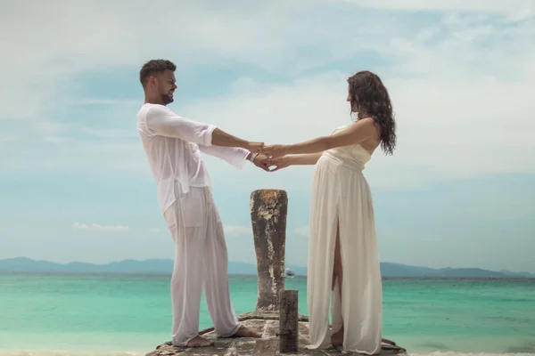 Casal Jovem Atraente Ilha Tropical Mulher Bonita Homem Vestindo Roupas — Fotografia de Stock