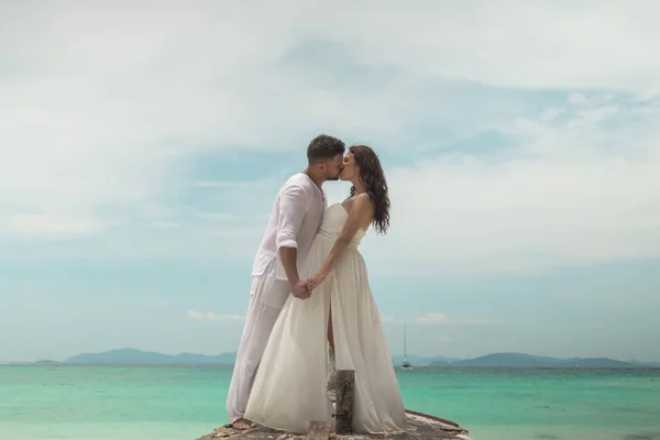 Casal Jovem Atraente Ilha Tropical Mulher Bonita Homem Vestindo Roupas — Fotografia de Stock