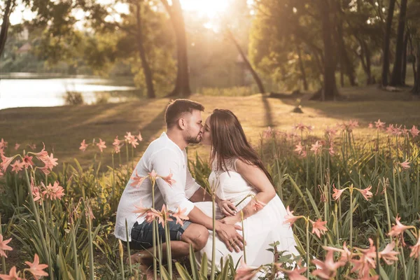 Attractive Romantic Young Couple Garden Sunset — Stock Photo, Image