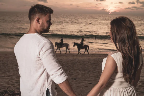 Atractiva Pareja Romántica Joven Playa Tropical Arena Durante Hermoso Atardecer — Foto de Stock