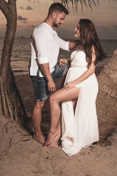 Atrakcyjne Romantyczna Para Młoda Tropikalnej Plaży Podczas Piękny Zachód Słońca — Zdjęcie stockowe