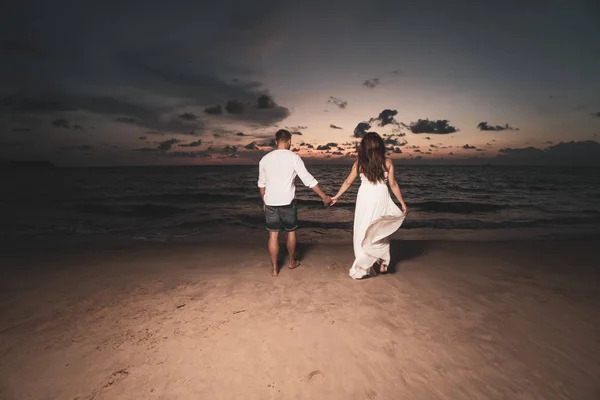 美しい日没時に熱帯の砂浜で魅力的なロマンチックなカップル — ストック写真