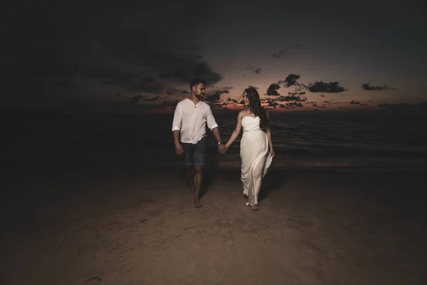 Atractiva Pareja Romántica Joven Playa Tropical Arena Durante Hermoso Atardecer — Foto de Stock