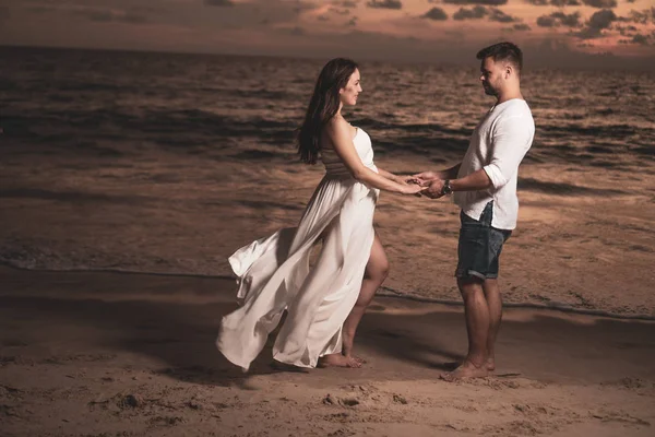 Atractiva Pareja Romántica Joven Playa Tropical Arena Durante Hermoso Atardecer — Foto de Stock