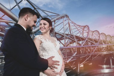 Çekici genç yeni evli çift ayakta-Helix köprü Singapur üzerinden
