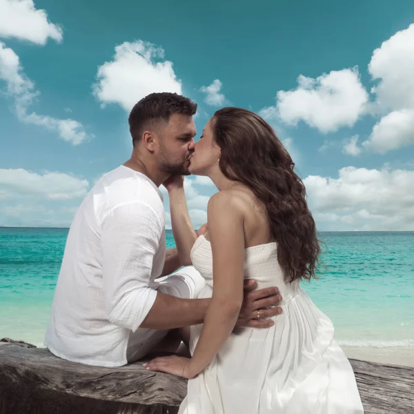 Casal Jovem Atraente Ilha Tropical Mulher Bonita Homem Vestindo Roupas — Fotografia de Stock