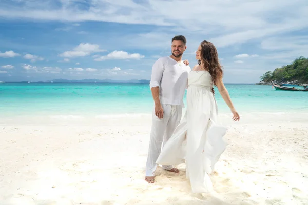 熱帯の島の魅力的な若いカップル 美しい女性とお互いを採用し Trpoical の休日休暇の逃走を楽しむ白い服を着た男 — ストック写真