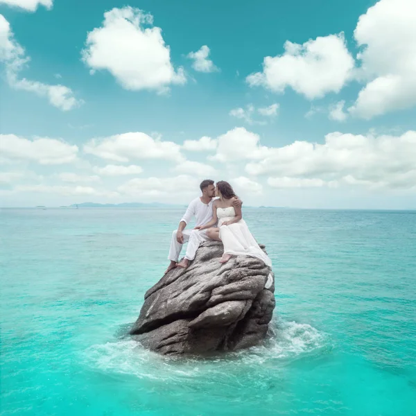 熱帯の島の魅力的な若いカップル 美しい女性とお互いを採用し Trpoical の休日休暇の逃走を楽しむ白い服を着た男 — ストック写真
