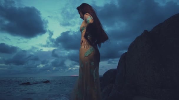 Таинственная Красота Пляже Время Заката Красивая Загадочная Женщина Длинном Платье — стоковое видео