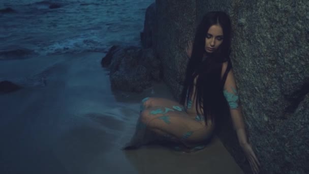 Misteriosa Belleza Playa Durante Puesta Del Sol Hermosa Mujer Misteriosa — Vídeo de stock