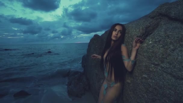 Bellezza Misteriosa Spiaggia Durante Tramonto Bella Donna Misteriosa Abito Lungo — Video Stock