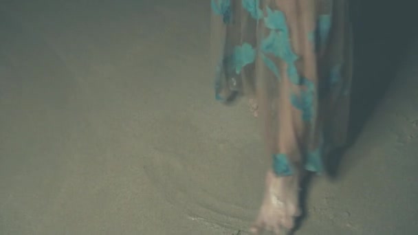 在海滩上的神秘美在日落 特写的秘密女人穿着长裙漫步在海滩 视频慢动作 — 图库视频影像