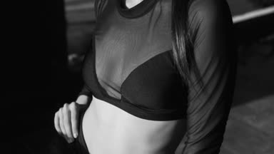 Closeup kadının vücut ve dantel perde ayaklı desen gölge ve ışık ışınları / portre kadının cesedini ve ayakta bacaklar dantel perde modeli gölge ve güneş ışınlarının - penceresiyle yakın siyah ve beyaz ağır çekim video