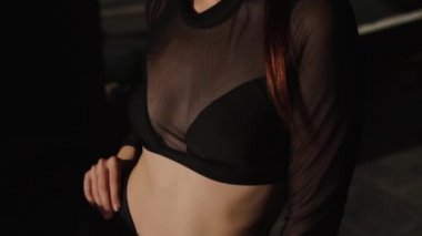 Closeup kadının vücut ve dantel perde ayaklı gölge ve ışık ışınları desen / portre kadının vücut ve ayakta bacaklar kapatmak belgili tanımlık pencere için dantel perde modeli gölge ve güneş ışınları ile - ağır çekim video