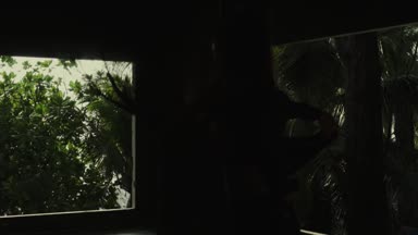 Güzel kadın dans dantel kumaş ile / güzel dantel kumaş ile oynayan kadın. Şehvetli kız dans bina - video ağır çekimde terk