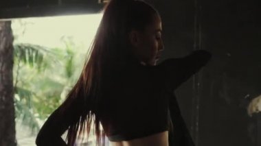 Güzel kadın dans dantel kumaş ile / güzel dantel kumaş ile oynayan kadın. Şehvetli kız dans bina - video ağır çekimde terk