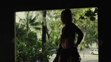 Güzel kadın dans dantel kumaş ile / güzel dantel kumaş ile oynayan kadın. Şehvetli kız dans bina - video ağır çekimde terk