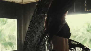 Güzel kadın dans dantel kumaş ile / güzel dantel kumaş ile oynayan kadın. Şehvetli kız dans bina - video ağır çekimde terk