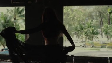 Güzel kadın dans dantel kumaş ile / güzel dantel kumaş ile oynayan kadın. Şehvetli kız dans bina - video ağır çekimde terk