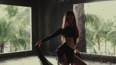 Güzel kadın dans dantel kumaş ile / güzel dantel kumaş ile oynayan kadın. Şehvetli kız dans bina - video ağır çekimde terk