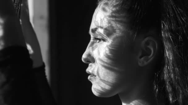 Портрет Красивой Женщины Кружевным Рисунком Тени Солнечного Света Лице Красивая — стоковое видео