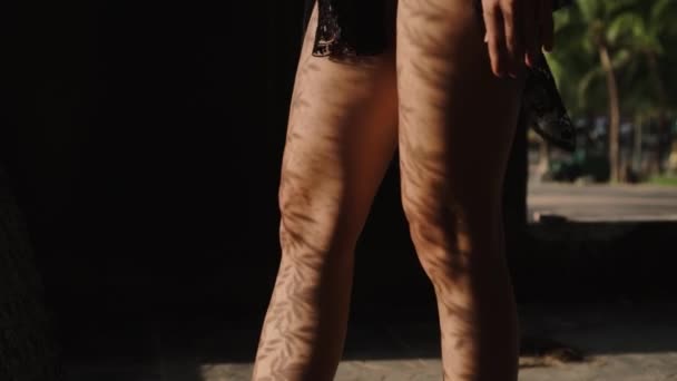 여자의 여자의 그녀의 슬로우 모션에서 비디오에 레이스 그림자와 광선와 플랫폼 — 비디오