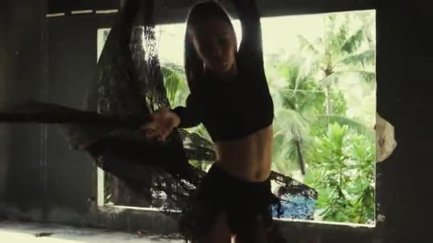 Красива Жінка Танцює Мереживною Тканиною Красива Жінка Грає Мереживною Тканиною — стокове відео