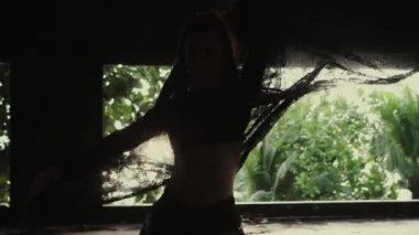 Güzel kadın dans dantel kumaş ile / güzel dantel kumaş ile oynayan kadın. Şehvetli kız dans bina - video ağır çekimde terk