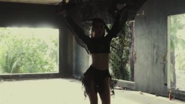 Güzel kadın dans dantel kumaş ile / güzel dantel kumaş ile oynayan kadın. Şehvetli kız dans bina - video ağır çekimde terk