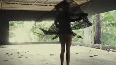 Güzel kadın dans dantel kumaş ile / güzel dantel kumaş ile oynayan kadın. Şehvetli kız dans bina - video ağır çekimde terk