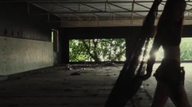 Güzel kadın dans dantel kumaş ile / güzel dantel kumaş ile oynayan kadın. Şehvetli kız dans bina - video ağır çekimde terk