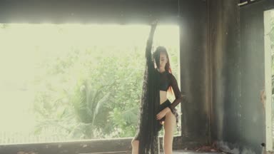 Güzel kadın dansçı oynarken dantel kumaş ile / güzel dantel kumaş ile oynayan kadın dansçı. Şehvetli kız ayakta terk edilmiş bina - yavaş hareket video