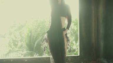 Güzel kadın dansçı oynarken dantel kumaş ile / güzel dantel kumaş ile oynayan kadın dansçı. Şehvetli kız ayakta terk edilmiş bina - yavaş hareket video