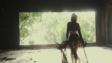 Güzel kadın dans dantel kumaş ile / güzel dantel kumaş ile oynayan kadın. Şehvetli kız dans bina - video ağır çekimde terk