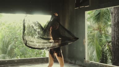 Güzel kadın dans dantel kumaş ile / güzel dantel kumaş ile oynayan kadın. Şehvetli kız dans bina - video ağır çekimde terk