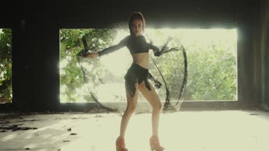 Güzel kadın dans dantel kumaş ile / güzel dantel kumaş ile oynayan kadın. Şehvetli kız dans bina - video ağır çekimde terk