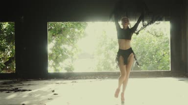 Güzel kadın dans dantel kumaş ile / güzel dantel kumaş ile oynayan kadın. Şehvetli kız dans bina - video ağır çekimde terk