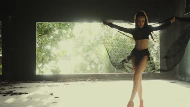 Güzel kadın dans dantel kumaş ile / güzel dantel kumaş ile oynayan kadın. Şehvetli kız dans bina - video ağır çekimde terk
