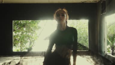 Güzel kadın dans dantel kumaş ile / güzel dantel kumaş ile oynayan kadın. Şehvetli kız dans bina - video ağır çekimde terk