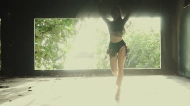 Güzel kadın dans dantel kumaş ile / güzel dantel kumaş ile oynayan kadın. Şehvetli kız dans bina - video ağır çekimde terk