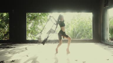 Güzel kadın dans dantel kumaş ile / güzel dantel kumaş ile oynayan kadın. Şehvetli kız dans bina - video ağır çekimde terk