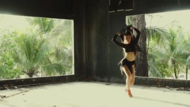 Güzel kadın dans dantel kumaş ile / güzel dantel kumaş ile oynayan kadın. Şehvetli kız dans bina - video ağır çekimde terk