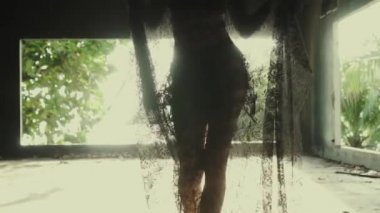 Güzel kadın dantel kumaş ile dans / portre vücut güzel kadının içinde yürüyen terk dantel kumaş - ağır çekimde video ile bina