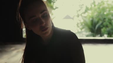 Kadın terk edilmiş binada / güzel kadının portre hareketli kafa vurdu. Şehvetli kız dans bina - video ağır çekimde terk