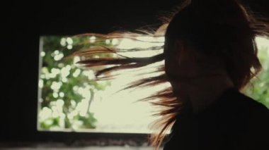 Kadın terk edilmiş binada / güzel kadının portre hareketli kafa vurdu. Şehvetli kız dans bina - video ağır çekimde terk