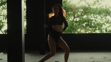 Bina / güzel kadın terk edilmiş binada - ağır çekimde video dans dansçı terk