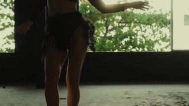 Bina / güzel kadın terk edilmiş binada - ağır çekimde video dans dansçı terk
