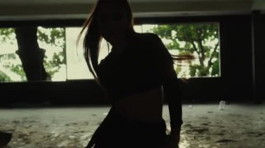 Bina / güzel kadın terk edilmiş binada - ağır çekimde video dans dansçı terk